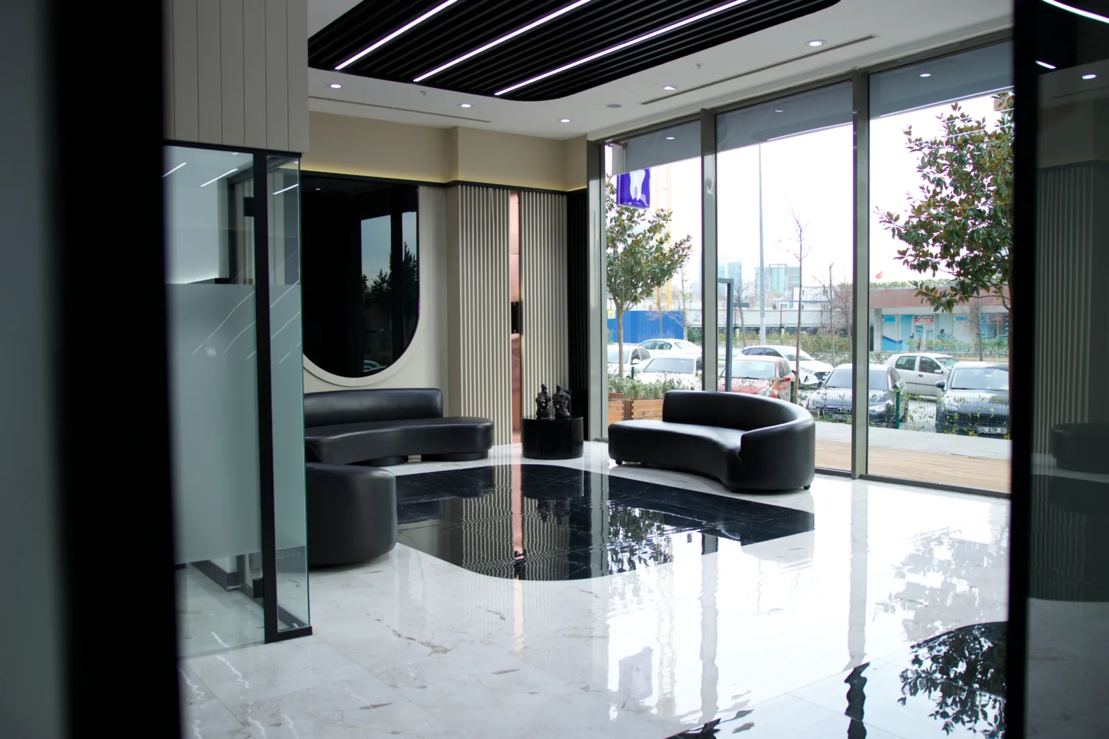 Aksu Clinic bekleme salonu ve oturma alanı