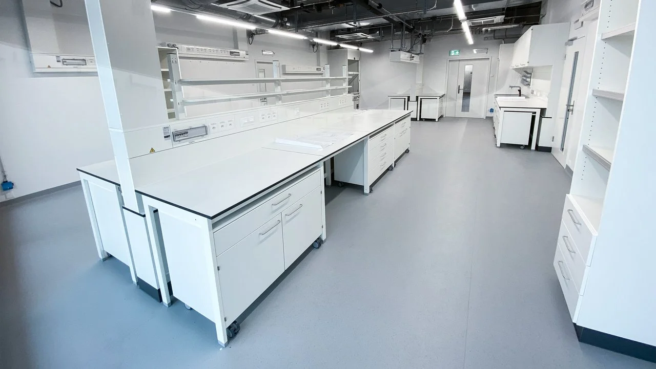 Donanımlı laboratuvar çalışma alanı
